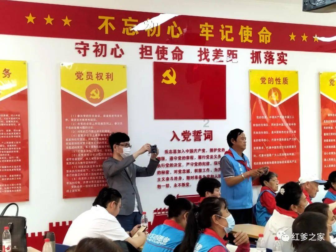用手机qq空间发说说会显示手机型号，有一个朋友显示的是iphone8 plus，可还没出啊，这是怎游戏画面